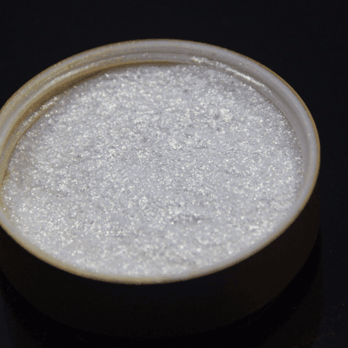 A pearlescent white pigment that produces soft shimmer and elegant depth in decorative plastic products and premium packaging. Pearl Pigment White 100